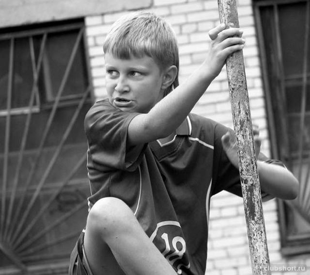 Мальчик в спортивной форме, черно белое фото
